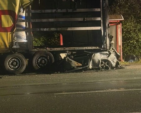 Автомобил се вряза в тир и се запали, има загинал