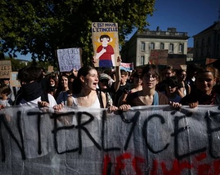 Над 320 000 протестират във Франция, полицията използва сълзотворен газ в Париж