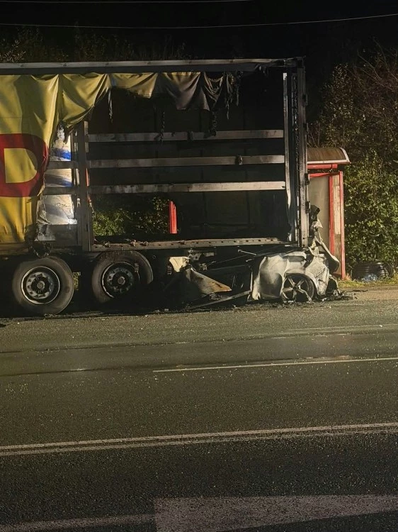 Автомобил се вряза в тир и се запали, има загинал